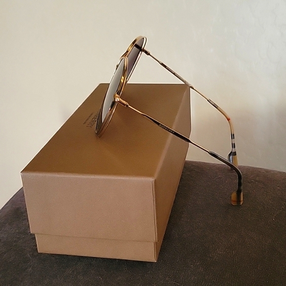 NWT. Burberry Unisex Sunglasses. - Picture 7 of 8